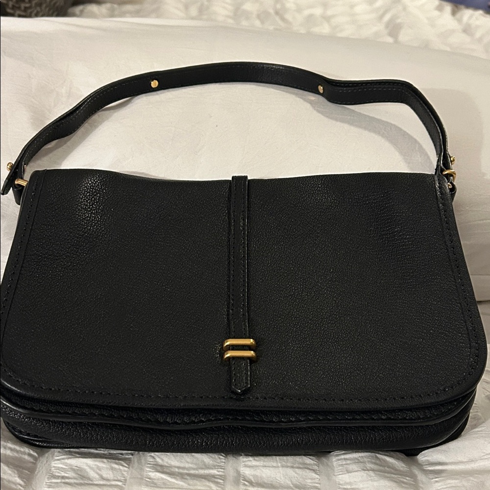 Elegant Black Leather Shoulder Bag MARC BY MARC JACOBS in very good condition.